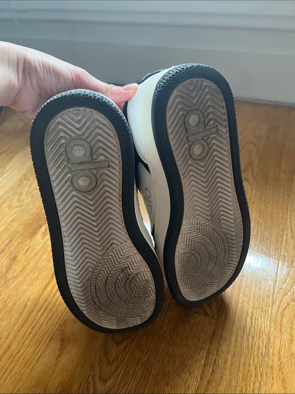 ALO Yoga Black & White Low-Top Sneakers - Picture 5 of 5